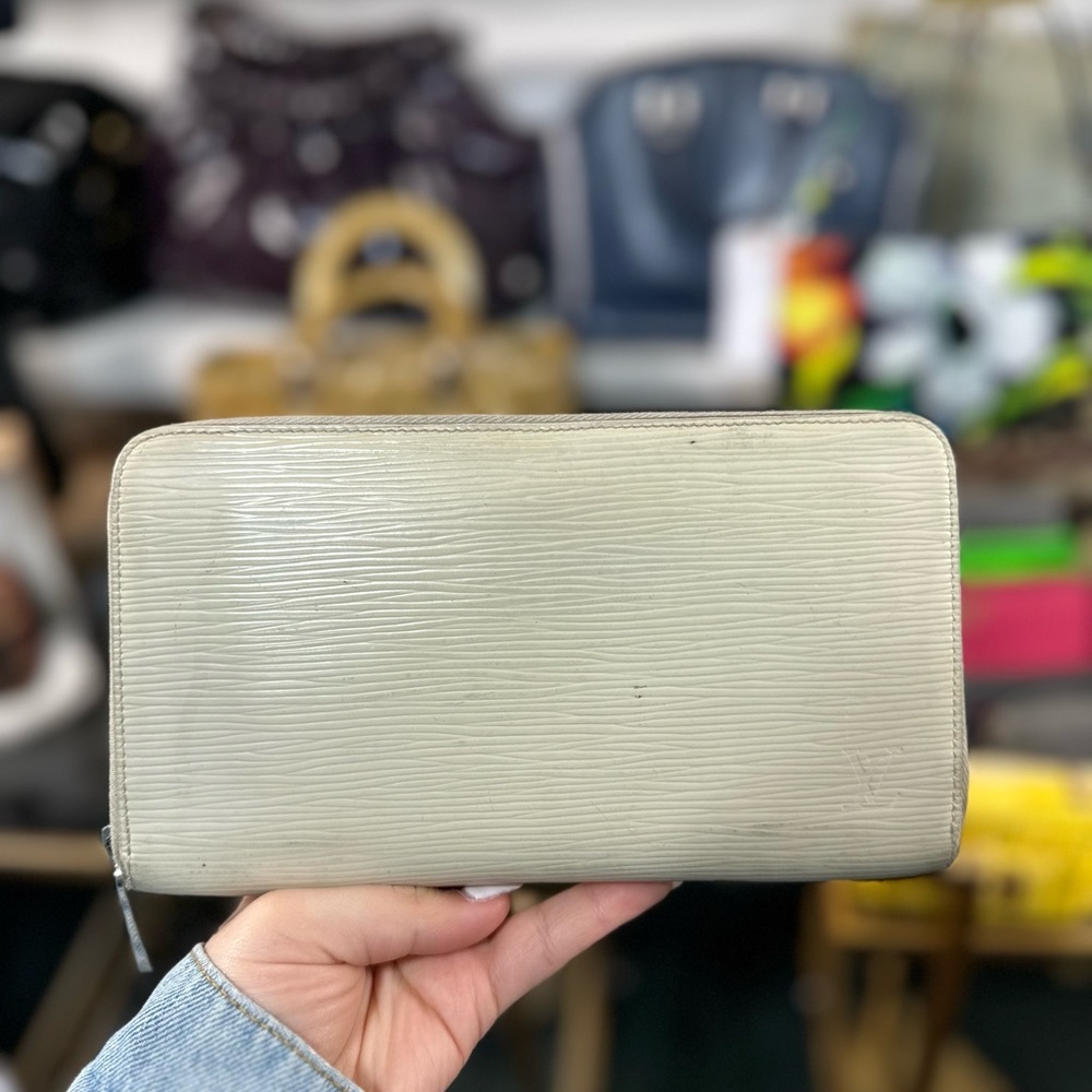 $1100 Retail LV Ivory Epi Leather Organizer Zippy